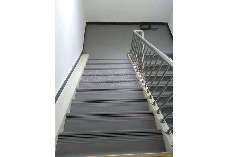 灰色踏步與對應平臺