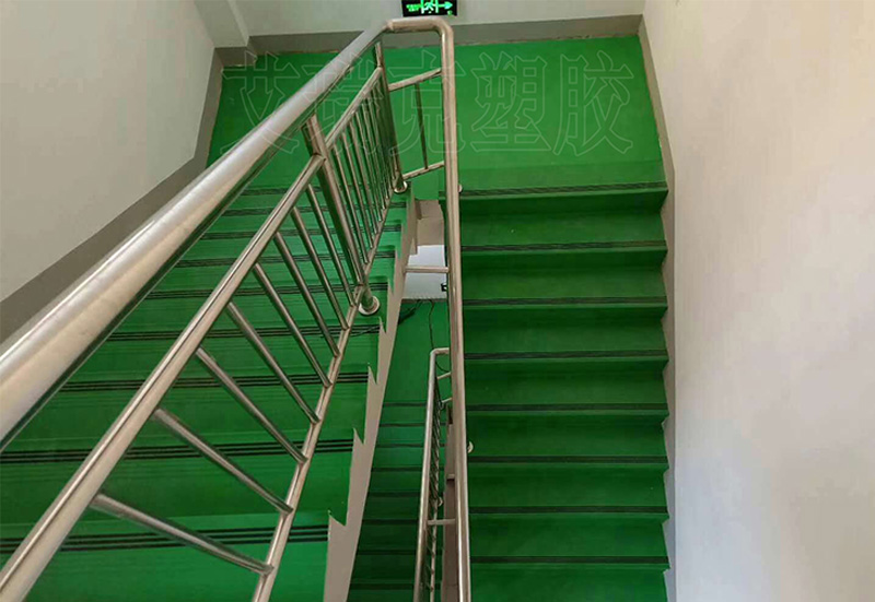 綠色踏步與對應平臺